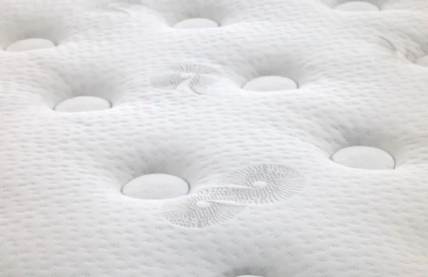 Capas internas del colchón Nube Visco, mostrando el núcleo de muelles ensacados y la capa superior de viscoelástica con gel para aliviar la presión.
