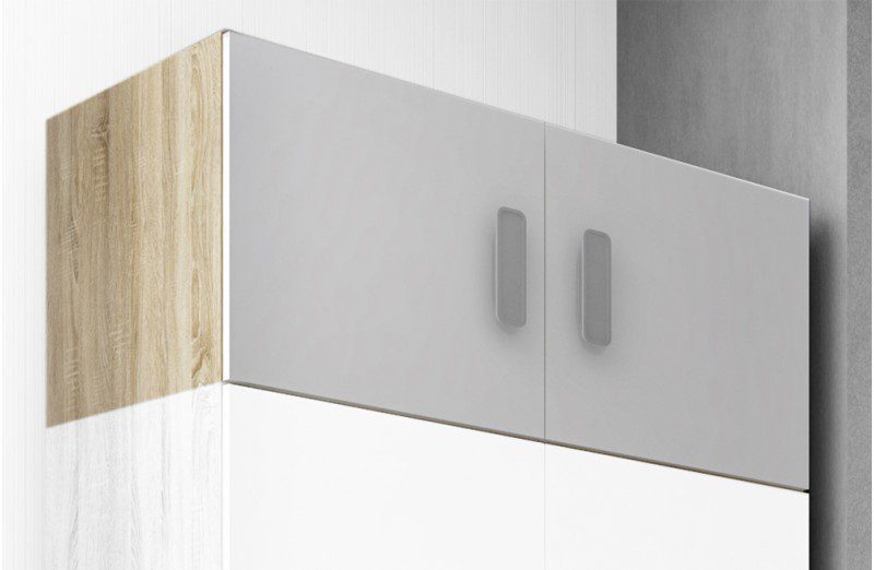 Altillo armario 2 puertas Champion con estructura en color cambria y frontales en blanco, instalado sobre un armario.