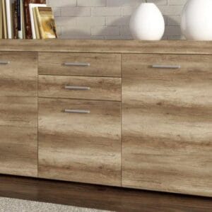 Aparador Texas de estilo moderno en color cañón con varias puertas y cajones, ubicado en un salón luminoso.