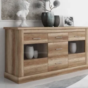 Aparador Chellen en acabado blanco Cambrian con cinco cajones y dos puertas de cristal en un salón moderno.