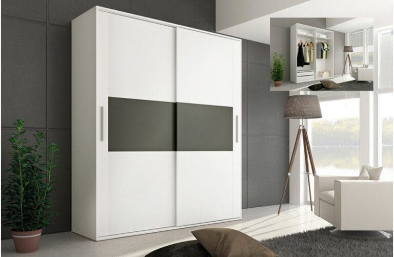 Armario Cabra de dos puertas correderas en color blanco con una franja central en tono grafito, instalado en un dormitorio moderno.