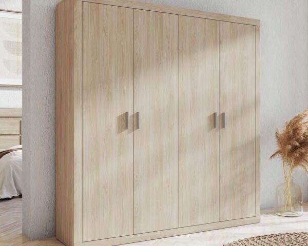 Armario 4 puertas batientes modelo Lara de madera con acabado mate en un dormitorio luminoso.
