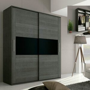Armario de 2 puertas correderas Rambla con diseño moderno en color ceniza y una franja negra decorativa en un dormitorio luminoso.