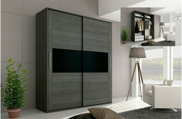 Armario de 2 puertas correderas Rambla con diseño moderno en color ceniza y una franja negra decorativa en un dormitorio luminoso.