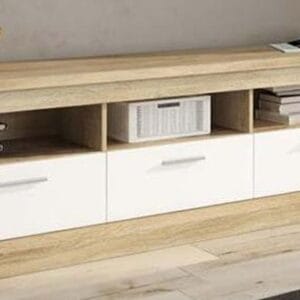 Mueble bajo Tv Chellén 3 cajones de estilo moderno en un salón luminoso, mostrando sus tres cajones y huecos de almacenamiento.