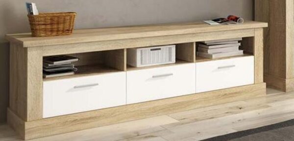 Mueble bajo Tv Chellén 3 cajones de estilo moderno en un salón luminoso, mostrando sus tres cajones y huecos de almacenamiento.