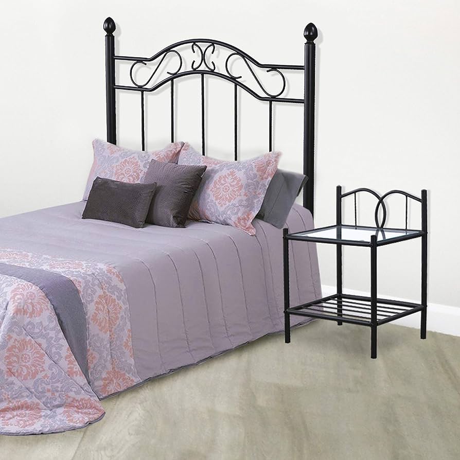 Elegante cabecero de forja Deirdre en color negro mate decorando una cama en un dormitorio moderno.