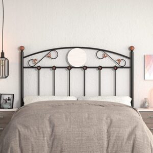 Primer plano del elegante cabecero de forja clásico Munich en color negro instalado en un dormitorio.