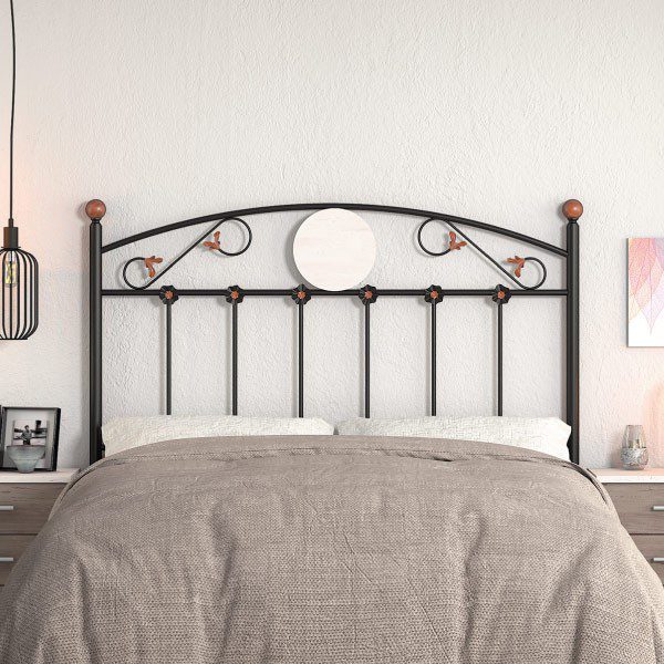 Primer plano del elegante cabecero de forja clásico Munich en color negro instalado en un dormitorio.