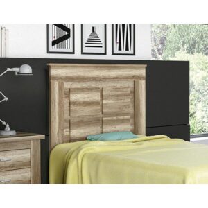 Vista frontal del cabecero juvenil Chellén color cañón, apoyado en sus patas, en una habitación moderna.