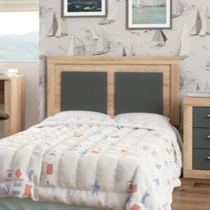 El cabecero juvenil Lara de 110cm en acabado cambria y blanco decora una moderna habitación infantil.