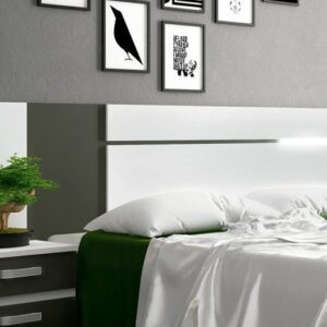 Dormitorio de matrimonio con el cabecero con luces led Cabra instalado en la pared sobre las mesitas.