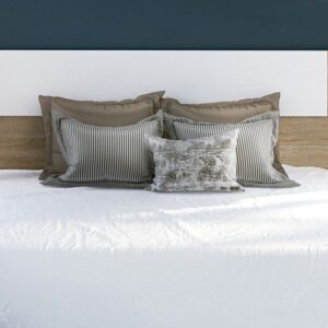 El cabecero de matrimonio Champion de diseño minimalista y natural decora un dormitorio de estilo hygge.