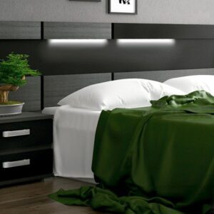 El cabecero moderno Rambla tipo galería en acabado ceniza y negro decora la pared del dormitorio.