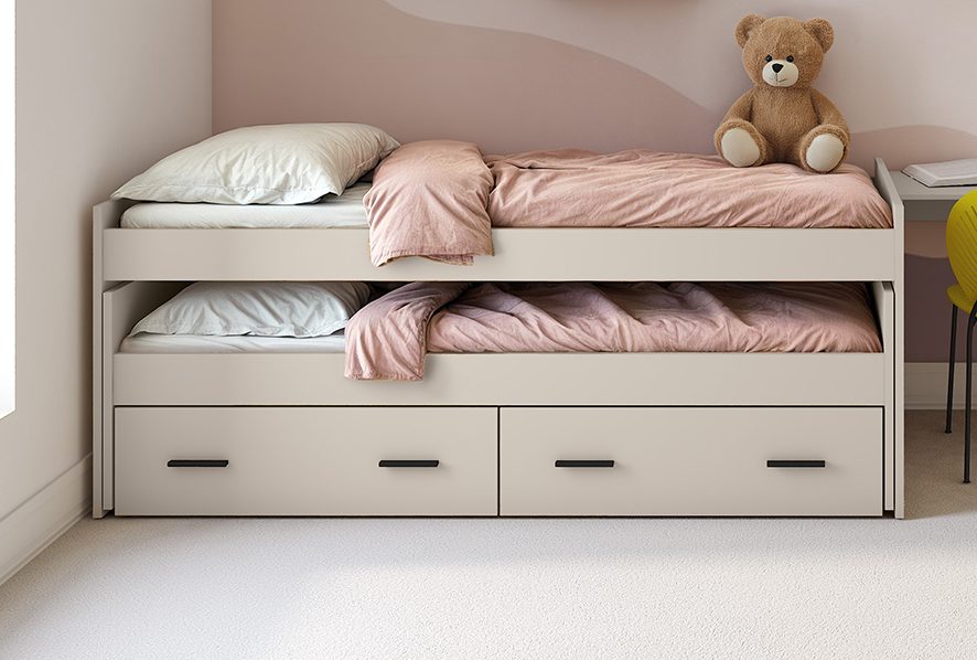 Cama compacto con cajonera Aura en color Beige y Mauvella con los cajones abiertos mostrando su capacidad de almacenamiento en una habitación juvenil.