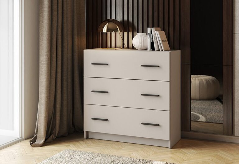 Cómoda de 3 cajones Aura en color beige con tiradores negros, perfecta para organizar el dormitorio con estilo.