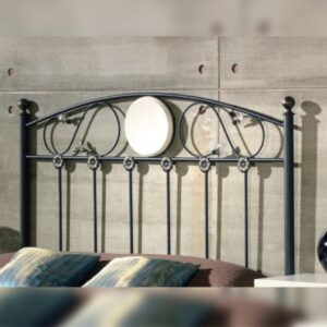 Conjunto de dormitorio de matrimonio completo Munich con cabecero blanco y mesitas de forja negras en un ambiente de estilo industrial.