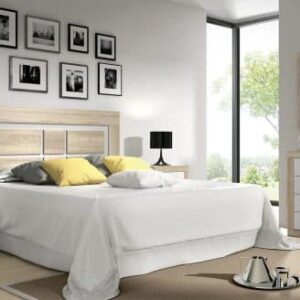 Conjunto de dormitorio de matrimonio completo modelo Lara de estilo moderno con cabecero, mesitas y cómoda en un ambiente de habitación.