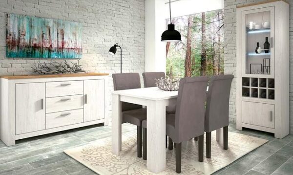Ambiente de salón con el conjunto de salón comedor Roncal 11 completo, mostrando el aparador, la vitrina con luces LED y la mesa con sillas.