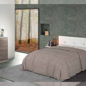 Conjunto de dormitorio de matrimonio completo modelo Monika 05 en un ambiente de habitación, con acabado en pino andersen y gris, mostrando el cabecero, las mesitas, el sinfonier y el mural con luna.