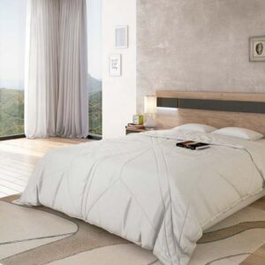 Conjunto de dormitorio de matrimonio moderno modelo Soto con cabecero de luz led, dos mesillas y sinfonier en un ambiente decorado.