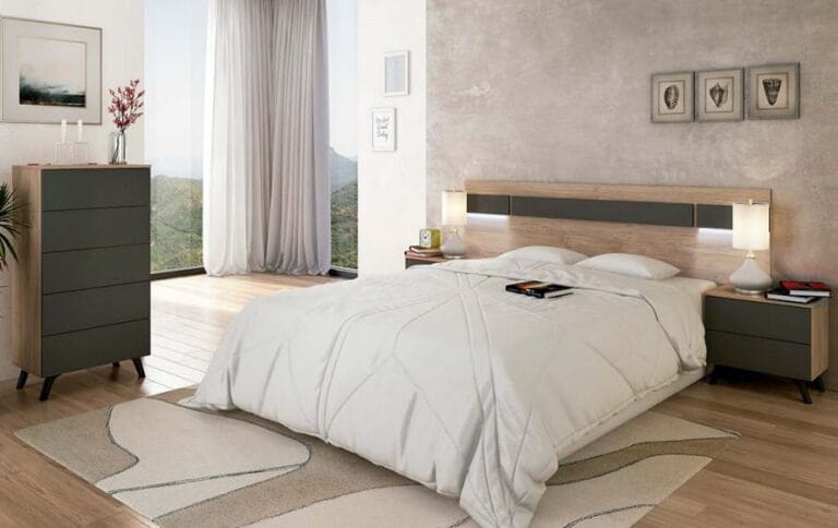 Conjunto de dormitorio de matrimonio moderno modelo Soto con cabecero de luz led, dos mesillas y sinfonier en un ambiente decorado.