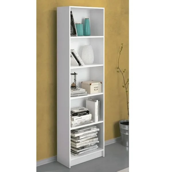 Estantería Aura blanca con 5 baldas ajustables organizando libros y decoración en un salón moderno.