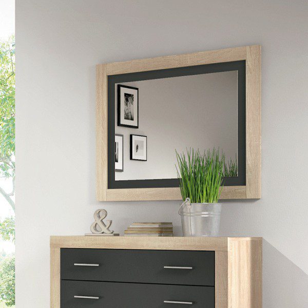 Marco de espejo Lara elegante y versátil para dormitorios modernos.