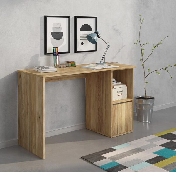 Mesa de estudio Aura de diseño moderno en colores beige y mauvella con puerta de almacenaje, vista en un ambiente de trabajo.