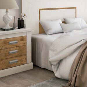 Mesita de noche de tres cajones Roncal con elegante acabado en madera para dormitorio.