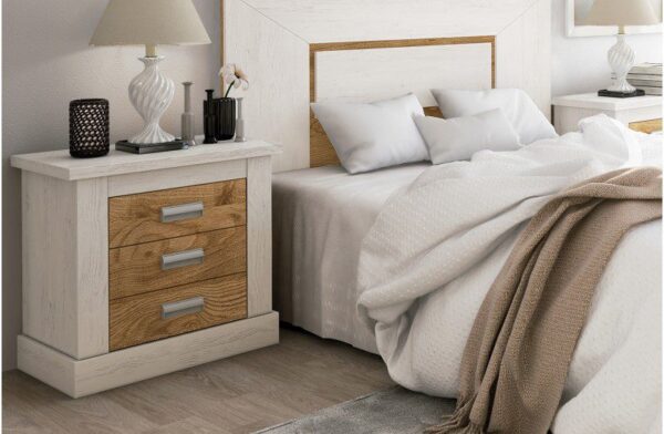 Mesita de noche de tres cajones Roncal con elegante acabado en madera para dormitorio.