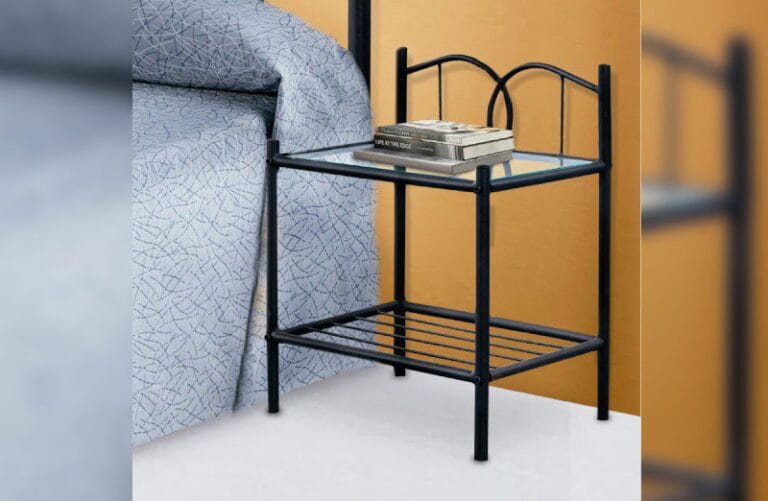 Mesita de noche Cinthya con estructura de forja negra y tapa de cristal, ideal para dormitorios modernos.