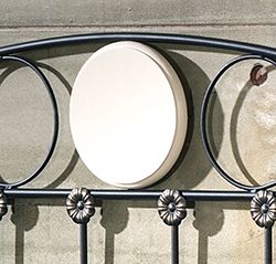 Un panel decorativo para cabecero Munich en color blanco, instalado sobre una cama de estilo moderno.