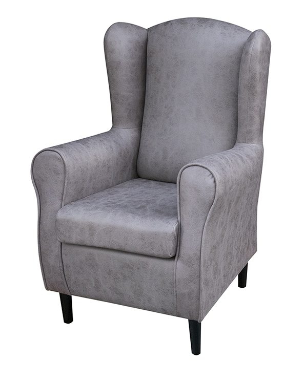 Sillón butaca Carpio tapizado, desenfundable, con estructura de madera de pino y patas de haya wengué.