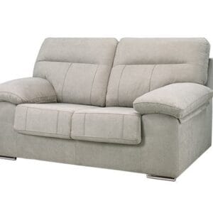 Sofá 2 plazas Duero de estilo moderno con tapicería gris y patas metálicas cromadas en un salón luminoso.