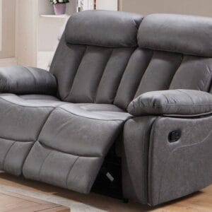 Sofá 2 Plazas Relax Madrid en color neutro, con uno de los asientos reclinado para mostrar su función de confort.