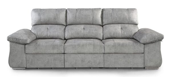 Sofá de 3 asientos Cupra extensible con tapizado en color gris y patas cromadas de diseño.
