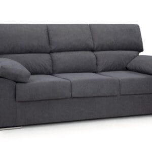 El sofá de 3 plazas Rubén de diseño moderno en un salón luminoso, destacando sus patas cromadas y su tapizado personalizable.