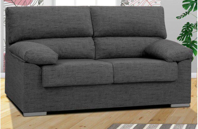 Sofá 3 Plazas Rubén tapizado en tela de color neutro, con un diseño moderno, cojines amplios y patas cromadas, en un salón luminoso.