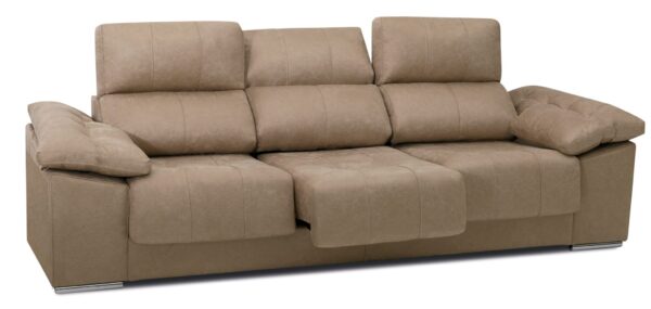 Elegante Sofá 3 plazas Toyota extensible en color marengo con patas cromadas, visto de frente en un salón luminoso.