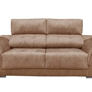 Sofá 3 Plazas Pirineos de color camel en un salón luminoso, mostrando sus asientos deslizantes y respaldos reclinables.