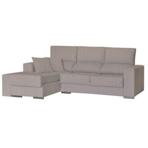 El sofá chaise longue Ibiza en un salón luminoso, mostrando sus respaldos reclinables, el arcón de almacenaje y elegantes patas metálicas.