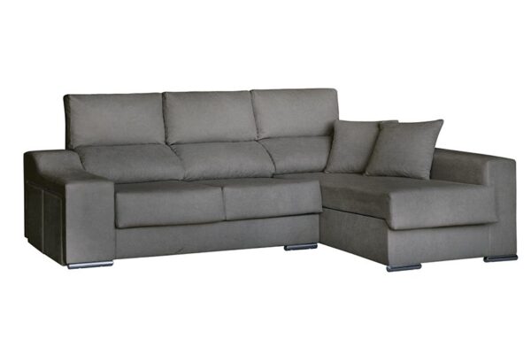 Imagen del sofá chaise longue Málaga en un salón moderno, mostrando sus asientos deslizantes, el arcón de almacenaje y los taburetes.