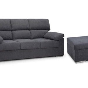 Sofá chaise longue reversible Rubén en color gris claro, con su pouf móvil colocado a la derecha en un salón moderno.