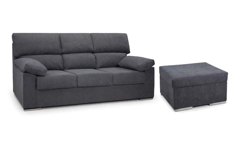 Sofá chaise longue reversible Rubén en color gris claro, con su pouf móvil colocado a la derecha en un salón moderno.