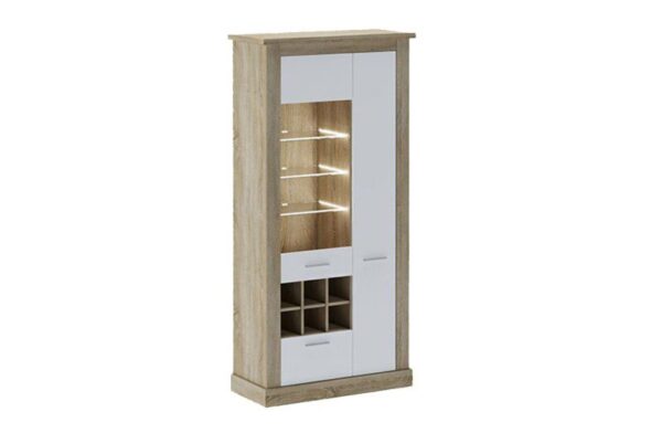 Vitrina alta con luces led Chellén en acabado color madera, mostrando objetos decorativos iluminados en un salón moderno.