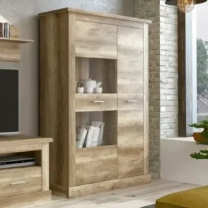 Vitrina baja con luces Led Chellén de estilo moderno en un salón, mostrando objetos decorativos iluminados.