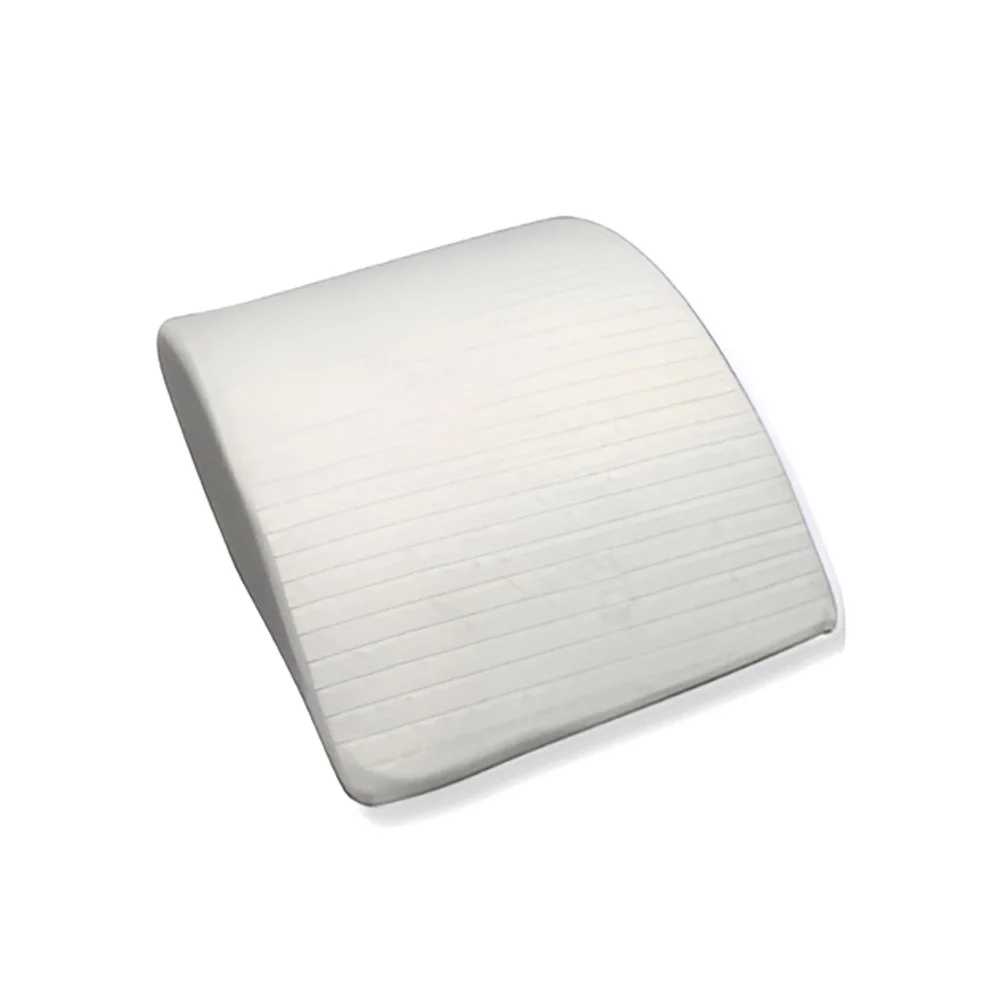 Almohada lumbar ergonómica de viscoelástica gris oscuro apoyada en el respaldo de una silla de oficina moderna.