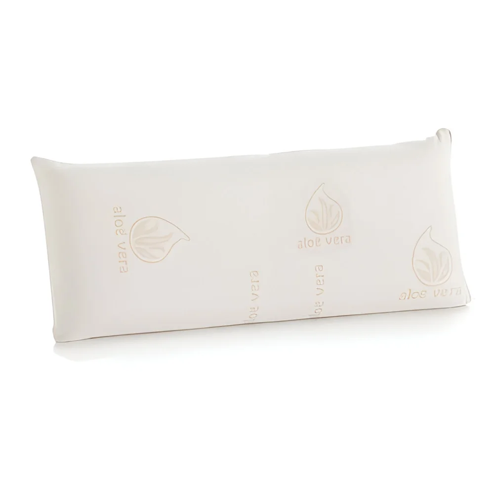 Almohada viscoelástica blanca con funda de poliéster suave, mostrada sobre una cama con sábanas grises, lista para el descanso.