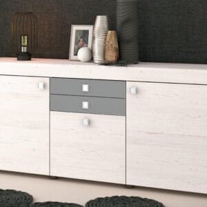 Aparador modelo Julieta en acabado cambrian-chocolate, con dos puertas y tres cajones, ubicado en un salón comedor bien iluminado.